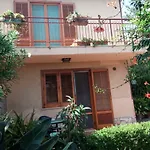 Stanza In Con Giardino Vista Mare Panzió *